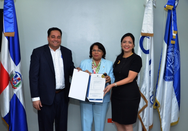 ONAPI entrega certificado de registro de la primera patente de la UASD