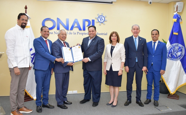 ONAPI entrega dos patentes de invención sobre como curar el cáncer a científico de la UASD