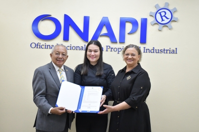 ONAPI otorga patente de invención a innovadora para contribuir al desarrollo económico del país