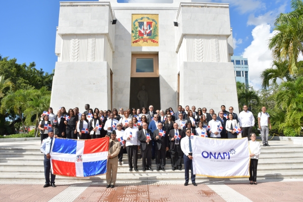 ONAPI rinde homenaje al Altar de la Patria en conmemoración del mes de la Patria