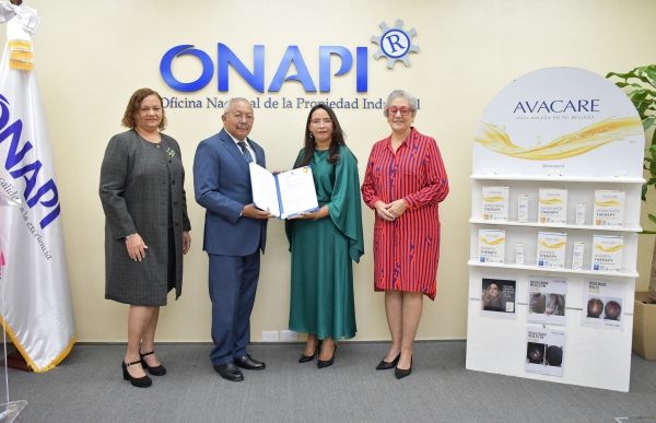 ONAPI entrega Patente de Invención a científica dominicana